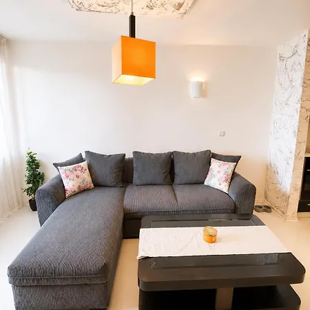 Beachfront In Aureliya דירה