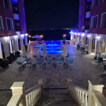 Beachfront In Aureliya דירה