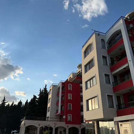 Beachfront In Aureliya דירה *